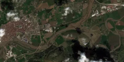 foto satélite rio y pueblo