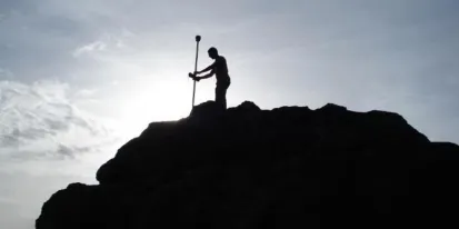 Silueta técnico en montaña